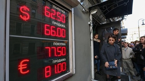 Một bảng điện tử hiển thị giá rouble so với USD và euro. Ảnh:TASS