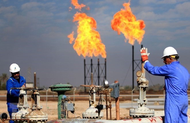 Công nhân làm việc tại cơ sở lọc dầu ở Basra, Iraq ngày 14/12/2017. (Nguồn: AFP/TTXVN)
