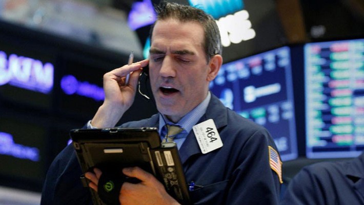 Một nhà giao dịch cổ phiếu trên sàn NYSE ở New York ngày 17/4 - Ảnh: Reuters.