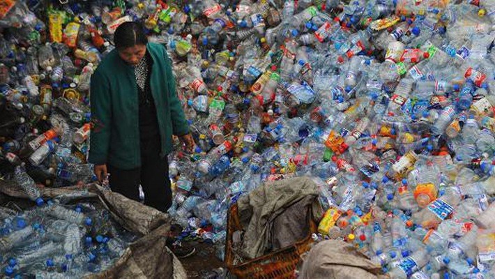Kho phế liệu trong một nhà máy tái chế nhựa ở Vũ Hán, Trung Quốc - Ảnh: Getty/CNBC.