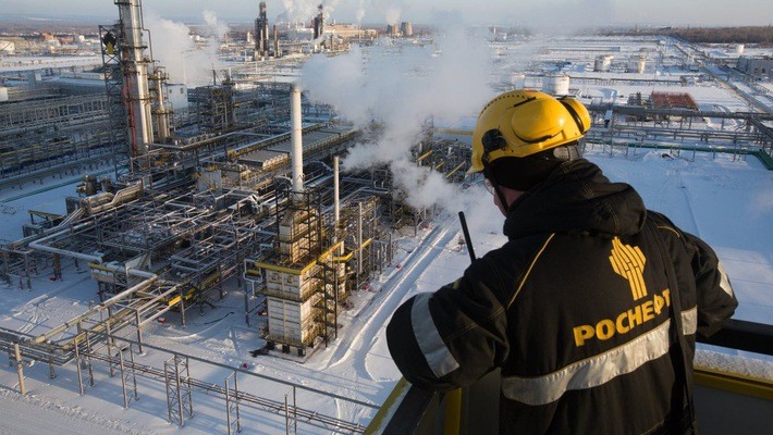 Một nhà máy lọc dầu ở Novokuibyshevsk, Nga - Ảnh: Bloomberg/WSJ.