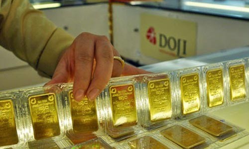 Giao dịch vàng miếng tại DOJI. Ảnh:PV.