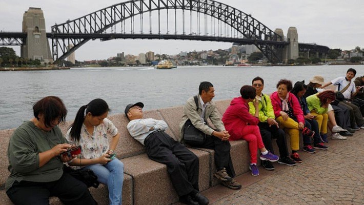 Du khách Trung Quốc thăm cầu cảng Sydney hôm 18/4 - Ảnh: Reuters.