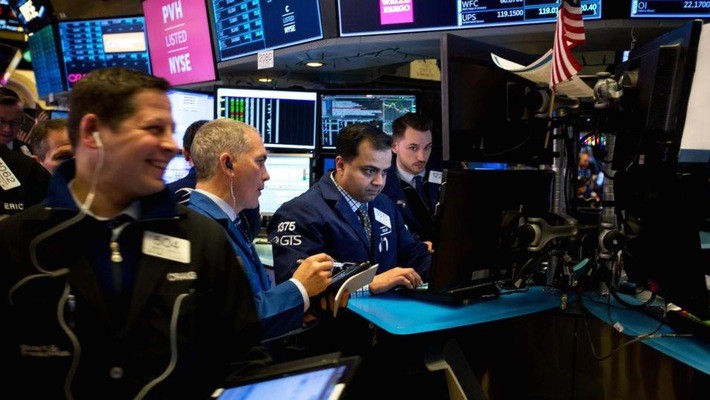 Các nhà giao dịch cổ phiếu trên sàn NYSE ở New York, Mỹ - Ảnh: Bloomberg/CNBC.