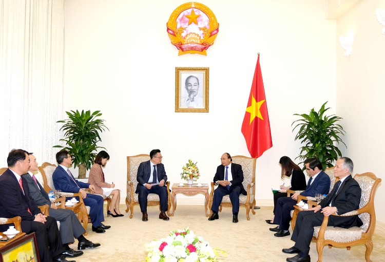 Thủ tướng Nguyễn Xuân Phúc tiếp ông Dongjin Koh, Tổng giám đốc điều hành Tập đoàn Samsung            Ảnh: Hiếu Nguyễn
