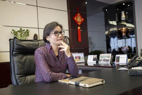 Nữ tỷ phú Zhou Qunfei tại văn phòng làm việc củaLens Technology.