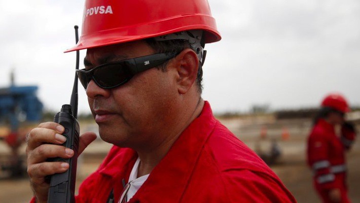 Công nhân làm việc tại một mỏ dầu ở Venezuela. Sản lượng dầu của nước này đang giảm mạnh do khủng hoảng kinh tế - Ảnh: Reuters.