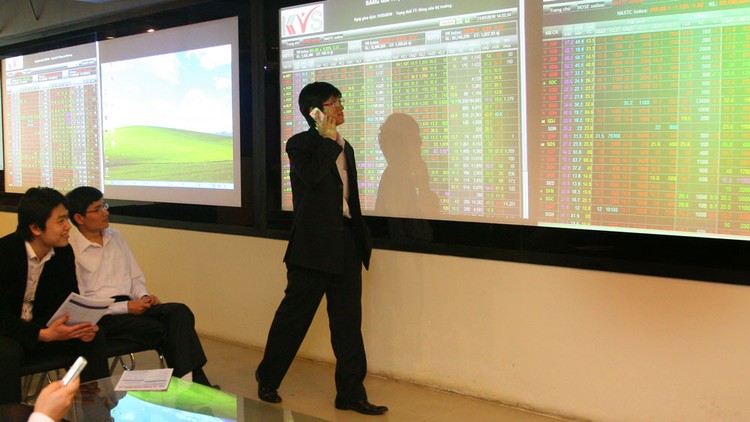 Có nhiều dấu hiệu tích cực hỗ trợ cho thị trường chứng khoán Việt Nam sắp tới, trong đó có việc thị trường được bổ sung nhiều hàng hóa có trọng lượng từ việc thoái vốn, cổ phần hóa doanh nghiệp nhà nước. Ảnh: Đức Cường