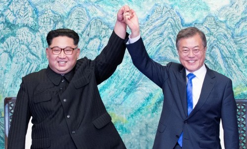 Lãnh đạo Triều Tiên và Tổng thống Hàn Quốc trong cuộc họp thượng đỉnh. Ảnh:Reuters.