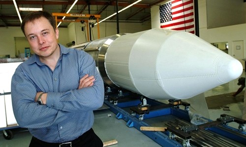 Elon Musk bên một tên lửa năm 2014. Ảnh: AFP