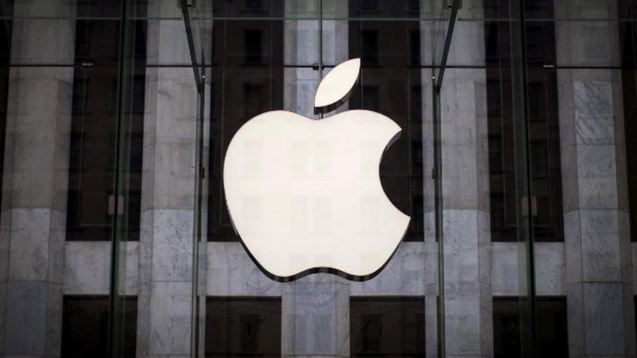 Logo của Apple trên cửa hiệu bán lẻ của hãng ở Manhattan, New York - Ảnh: Reuters.