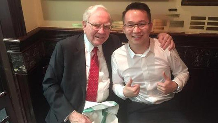 Sam Ling chụp ảnh cùng Warren Buffett sau bữa trưa triệu USD vào năm 2015 - Ảnh: CNBC