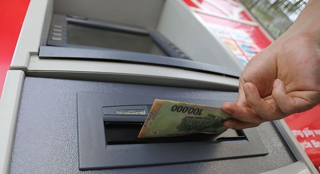 Khách hàng nên kiểm tra ATM trước khi giao dịch để kịp thời phát hiện dấu hiệu bất thường