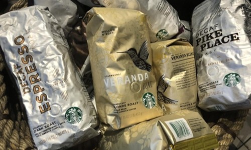 Các gói cà phê của Starbucks bên trong một cửa hàng của hãng này ở New York. Ảnh:Reuters