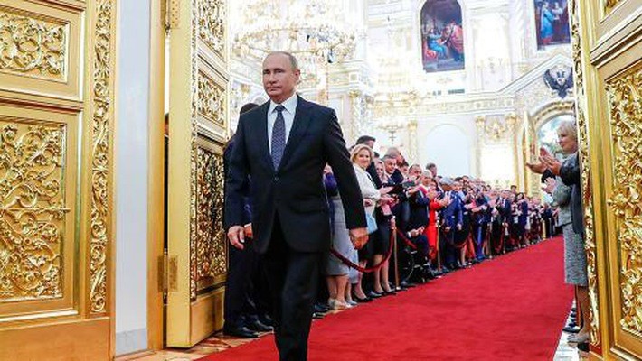 Tổng thống Nga Vladimir Putin bước vào hội trường diễn ra lễ nhậm chức ngày 7/5 - Ảnh: Tass/Reuters.