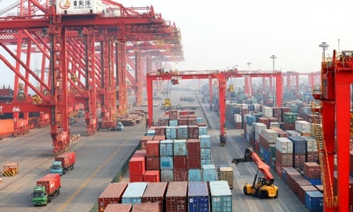 Container và xe tải tại một cảng biển ở Sơn Đông (Trung Quốc). Ảnh:Reuters