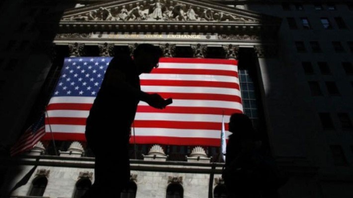 Một lá cờ Mỹ bên ngoài Sở Giao dịch chứng khoán New York (NYSE) ở thành phố New York - Ảnh: Reuters.
