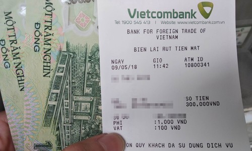 Mức phí rút ATM 1.100 đồng của Vietcombank sẽ được tăng lên 1.650 đồng từ ngày 16/5. Ảnh:Anh Tú.