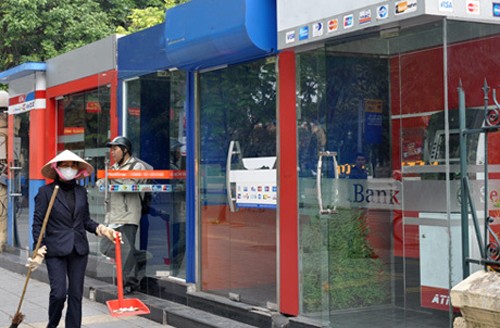 Nhân viên dọn dẹp vệ sinh tại chuỗi ATM trên đường phố Hà Nội. Ảnh:A.Q.