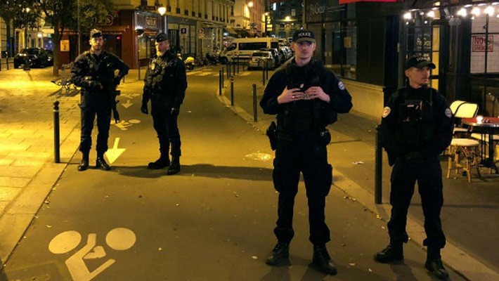 Cảnh sát Pháp tại hiện trường vụ tấn công bằng dao ở Paris hôm thứ Bảy - Ảnh: Reuters.