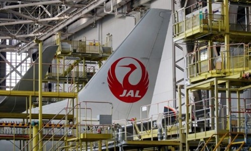 Một máy bay của JAL tại sân bay Haneda. Ảnh:Reuters
