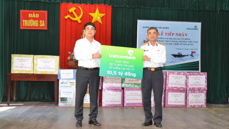 Đồng chí Nghiêm Xuân Thành - Bí thư Đảng ủy, Chủ tịch HĐQT Vietcombank (bên trái) tặng 3 xuồng CQ trị giá 10,5 tỷ đồng cho cán bộ, chiến sĩ Quân chủng Hải quân