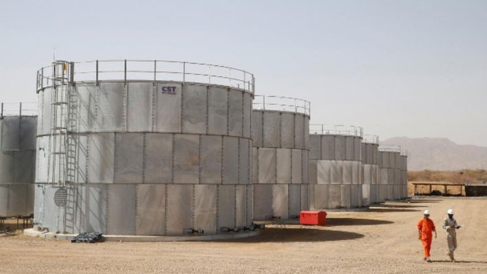 Những thùng chứa dầu tại một mỏ dầu ở Kenya - Ảnh: Reuters.