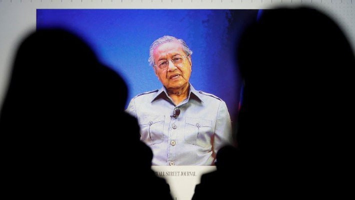 Một màn hình truyền hình ảnh tân Thủ tướng Malaysia Mohathir Mohamad tham dự hội nghị Wall Street Journal CEO ở Tokyo, ngày 15/5 - Ảnh: Reuters.