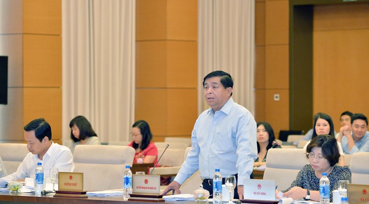 Bộ trưởng Bộ Kế hoạch và Đầu tư Nguyễn Chí Dũng trình bày tờ trình dự án luật. Ảnh: Lâm Hiển