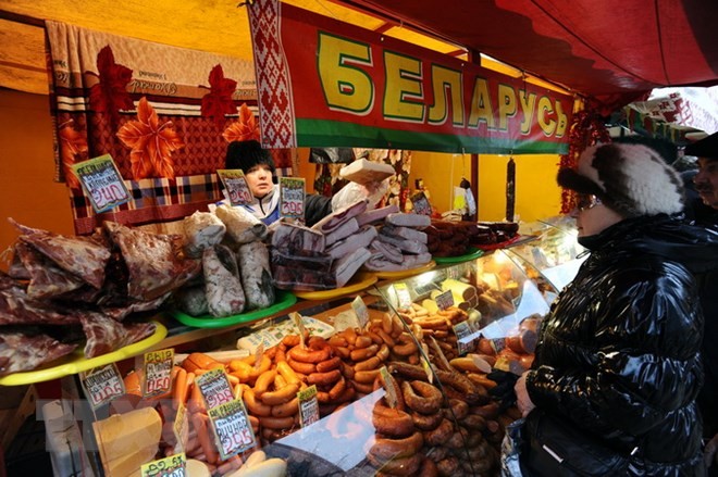 Một cửa hàng thực phẩm ở Saint Petersburg. (Ảnh: AFP/TTXVN)