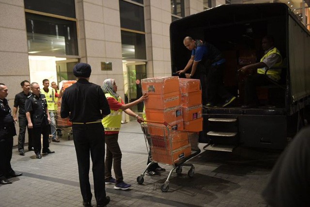 Hàng trăm túi xách hàng hiệu được tìm thấy tại căn hộ của ông Najib. (Ảnh: Straits Times)