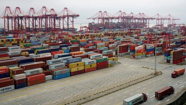 Những container hàng hóa ở cảng nước sâu Yangshan, Thượng Hải, Trung Quốc, hôm 24/4/2018 - Ảnh: Reuters.