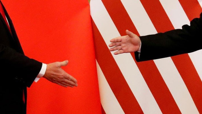Tổng thống Mỹ Donald Trump và Chủ tịch Trung Quốc Tập Cận Bình bắt tay trong cuộc gặp tại Bắc Kinh hồi tháng 11/2017 - Ảnh: Reuters.