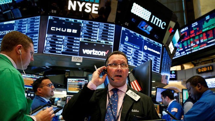 Các nhà giao dịch cổ phiếu trên sàn NYSE ở New York, Mỹ, ngày 18/5 - Ảnh: Reuters.
