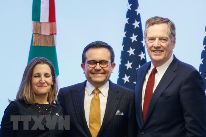 Bộ trưởng Kinh tế Mexico Ildefonso Guajardo (giữa), Đại diện thương mại Mỹ Robert Lighthizer (trái) và Ngoại trưởng Canada Chrystia Freeland tại cuộc họp báo sau vòng bảy tái đàm phán NAFTA ở Mexico City ngày 5/3. (Nguồn: THX/TTXVN)
