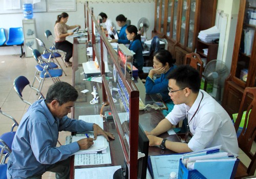 Công chức tại khu vực một cửa ở Đà Nẵng trong giờ làm việc. Ảnh:Nguyễn Đông.