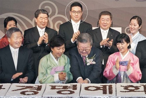 Koo Kwang-moo (giữa) cùng các thành viên trong gia đình. Ảnh:Chosun Ilbo