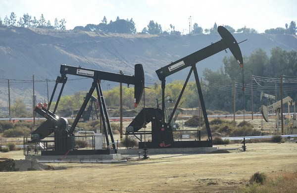 Giàn khoan dầu tại cơ sở sản xuất dầu mỏ Chevron ở Bakersfield, California, Mỹ. (Nguồn: AFP/TTXVN)