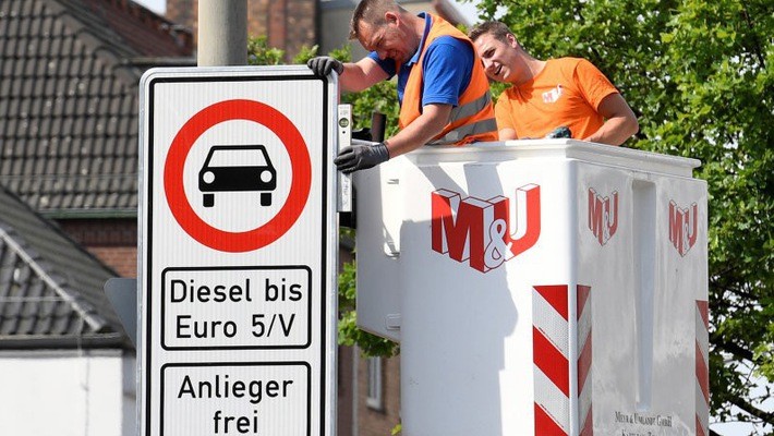 Giới chức Hamburg cho biết sẽ bắt đầu cấm các ôtô và xe tải cũ chạy trên một trục đường chính ở trung tâm thành phố này từ ngày 31/5.