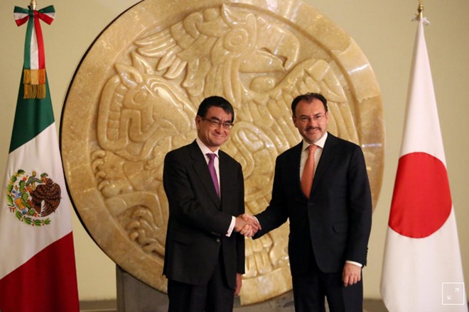 Ngoại trưởng Nhật Bản Taro Kono (trái) và Ngoại trưởng Mexico Luis Videgaray. (Nguồn: Reuters)