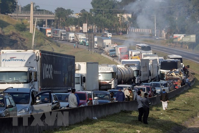 Các tài xế xe tải tham gia đình công yêu cầu giảm giá nhiên liệu tại Sao Paulo, Brazil ngày 24/5. (Nguồn: EPA/TTXVN)