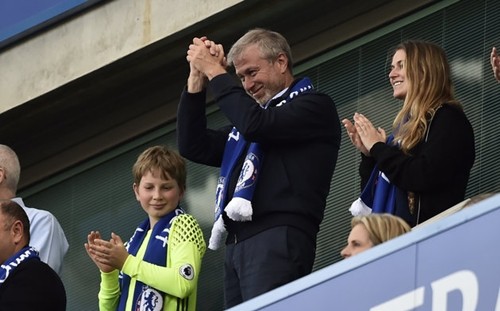 Tỷ phú Nga - Roman Abramovich theo dõi một trận đấu của câu lạc bộ Chelsea. Ảnh:Reuters
