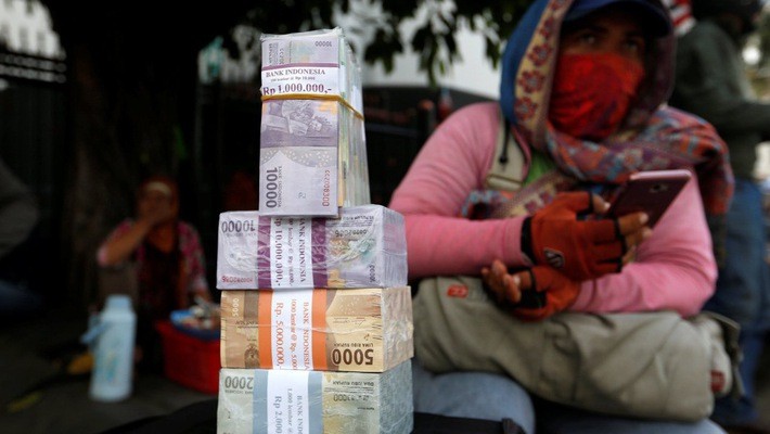 Từ đầu năm đến nay, Rupiah đã mất giá 3% so với USD, bất chấp Bank Indonesia đã bơm hàng tỷ USD vào thị trường để hỗ trợ tỷ giá đồng nội tệ - Ảnh: Reuters/Wall Street Journal.