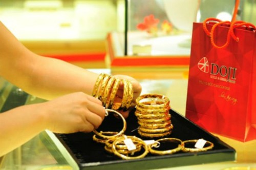 Giá vàng miếng hiện cao hơn thế giới khoảng một triệu đồng mỗi lượng.