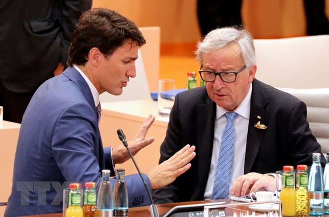 Thủ tướng Canada Justin Trudeau (ảnh, trái) Chủ tịch Ủyban châu Âu Jean-Claude Juncker (ảnh, phải) (Nguồn: AFP/TTXVN)