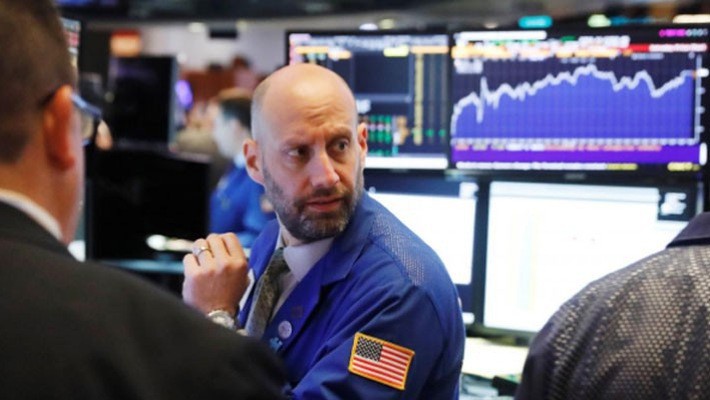 Một nhà giao dịch cổ phiếu trên sàn NYSE ở New York, Mỹ hôm 4/6 - Ảnh: Reuters.