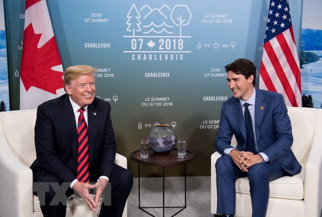 Thủ tướng Canada Justin Trudea hội đàm với Tổng thống Mỹ Donald Trump bên lề hội nghị G7. (Nguồn: AFP/TTXVN)