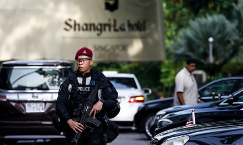 Một cảnh sát đang tuần tra trước khách sạn Shang-ri La trong thời gian diễn ra sự kiện Đối thoại Shang-ri La hồi đầu tháng. Ảnh:AP.