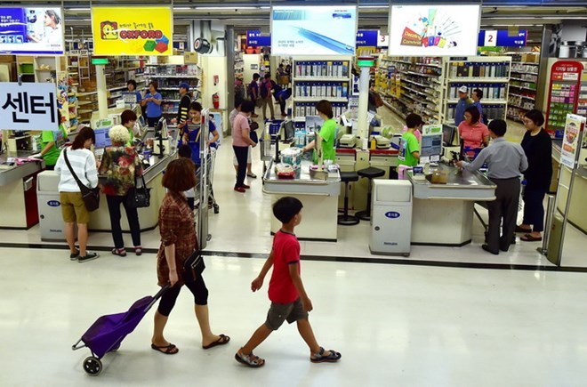 Người dân mua sắm tại một siêu thị ở Seoul, Hàn Quốc. (Nguồn: AFP/TTXVN)