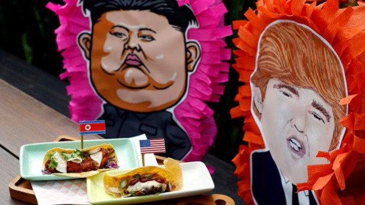 Một món bánh mang chủ đề thượng đỉnh Mỹ-Triều trong một nhà hàng ở Singapore - Ảnh: Reuters.